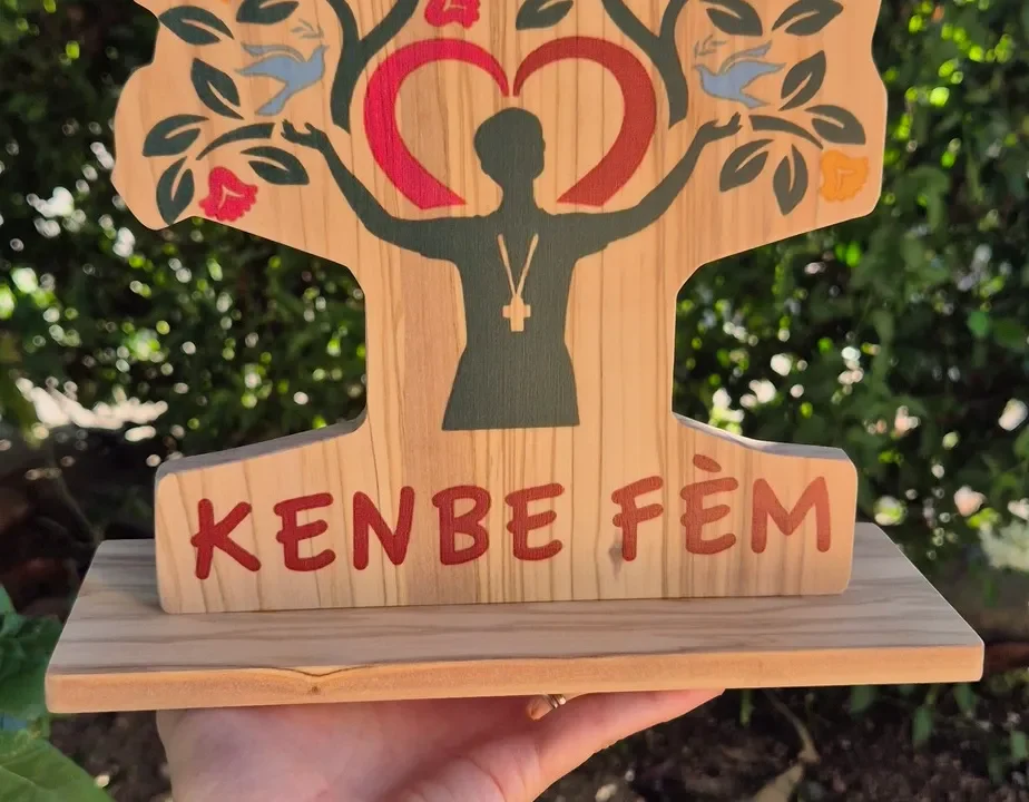 Scultura artigianale in legno con albero decorato e scritta KENBE FÈM, su base espositiva