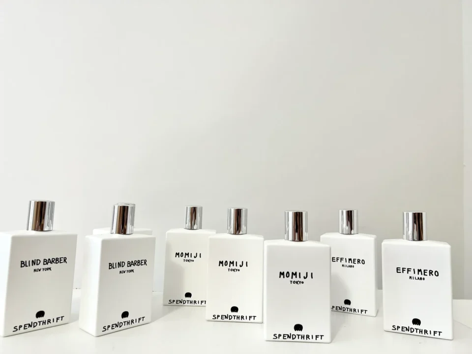 Contenitori artigianali personalizzati per profumi, disponibili in vari modelli con grafiche su misura