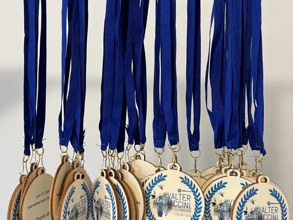 Medaglie personalizzate in legno con stampa blu e nastro coordinato – Evento Valter Baldaccini