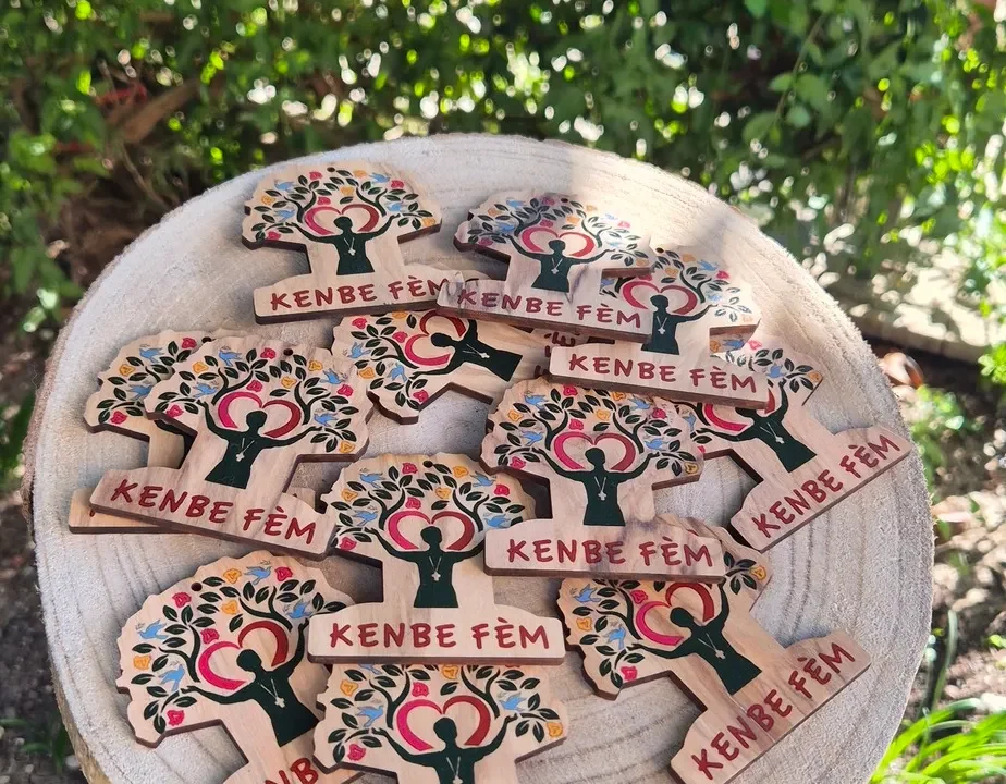 Set di decorazioni artigianali in legno con albero decorato e scritta KENBE FÈM