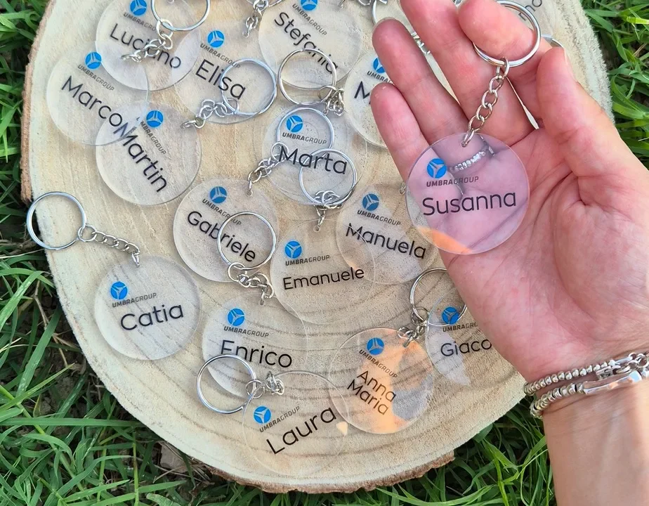 Portachiavi in plexiglass trasparente personalizzati con nome e logo, ideali per eventi e aziende